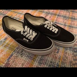 Brand New, unisex black Vans W9/M7.5